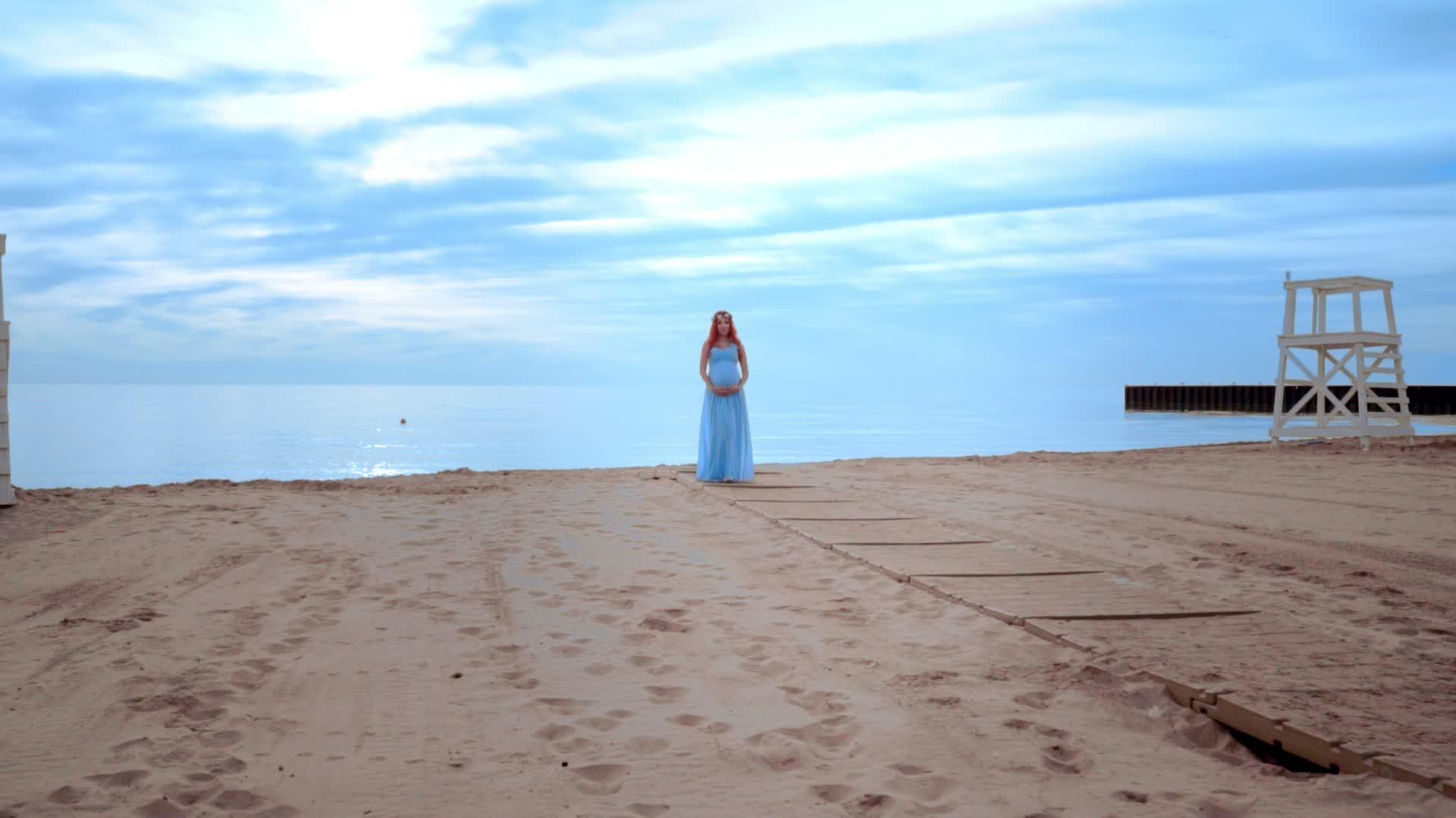 孕妇在海滩上穿长裙视频的预览图