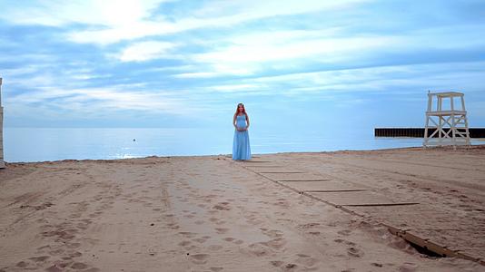 孕妇在海滩上穿长裙视频的预览图