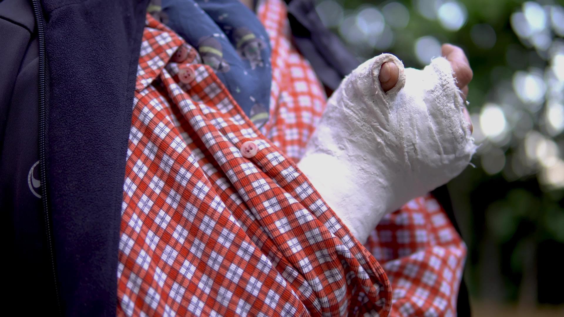 吉卜赛人的女性受伤的手有疼痛视频的预览图