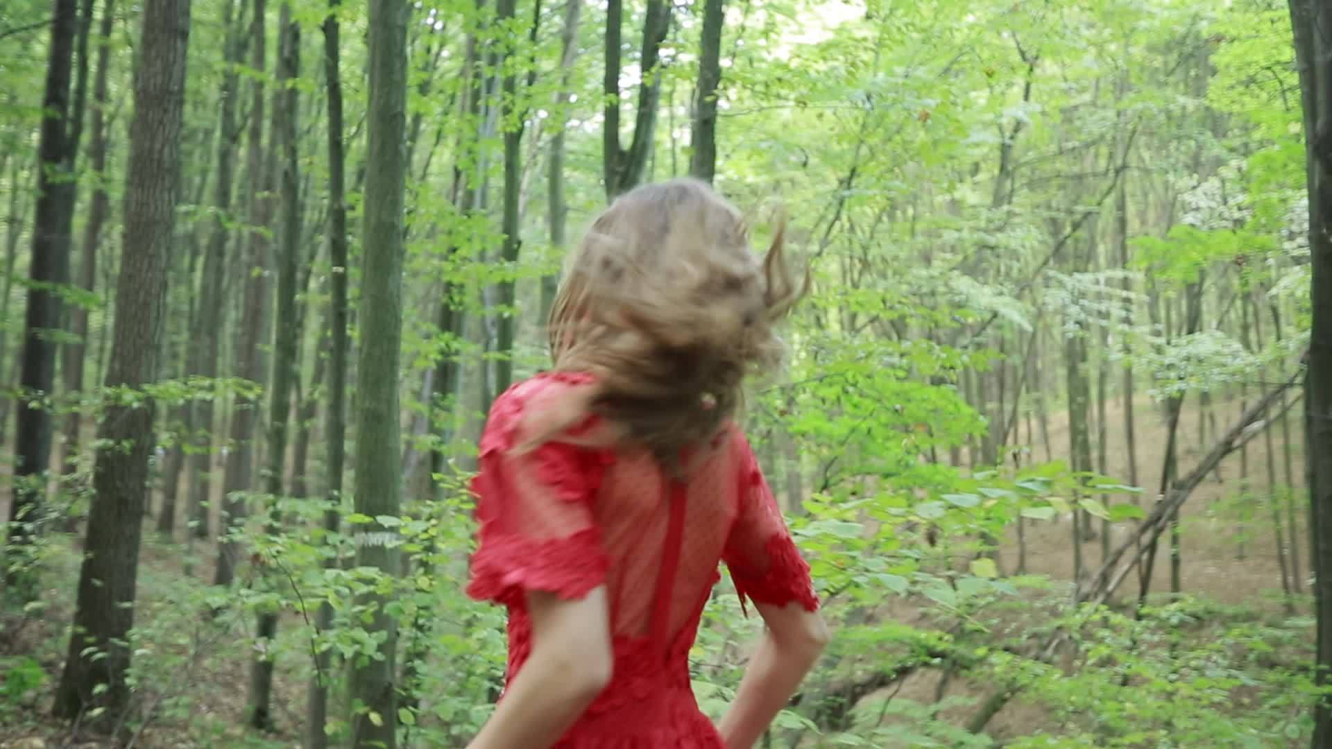 害怕的年轻女孩在树林里奔跑视频的预览图