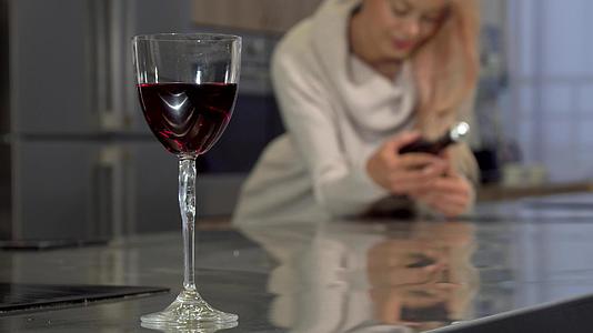 桌酒在桌子上的玻璃里女人在背景上拿着瓶子视频的预览图