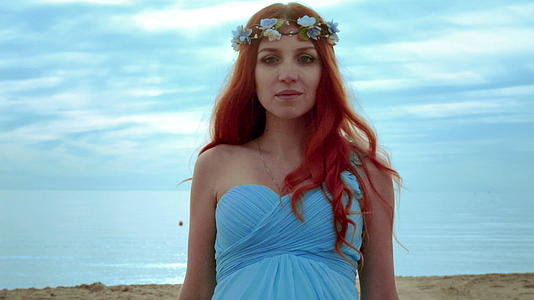 海边红发女人的肖像视频的预览图