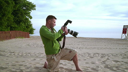 摄影师在海边拍照视频的预览图