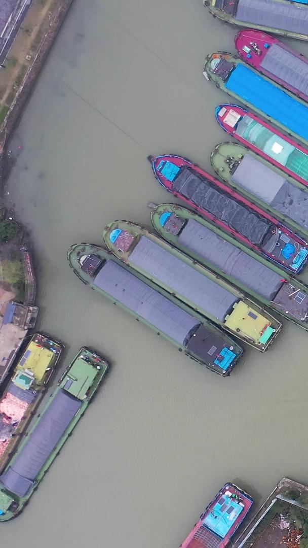 航拍京杭运河货轮交汇视频的预览图