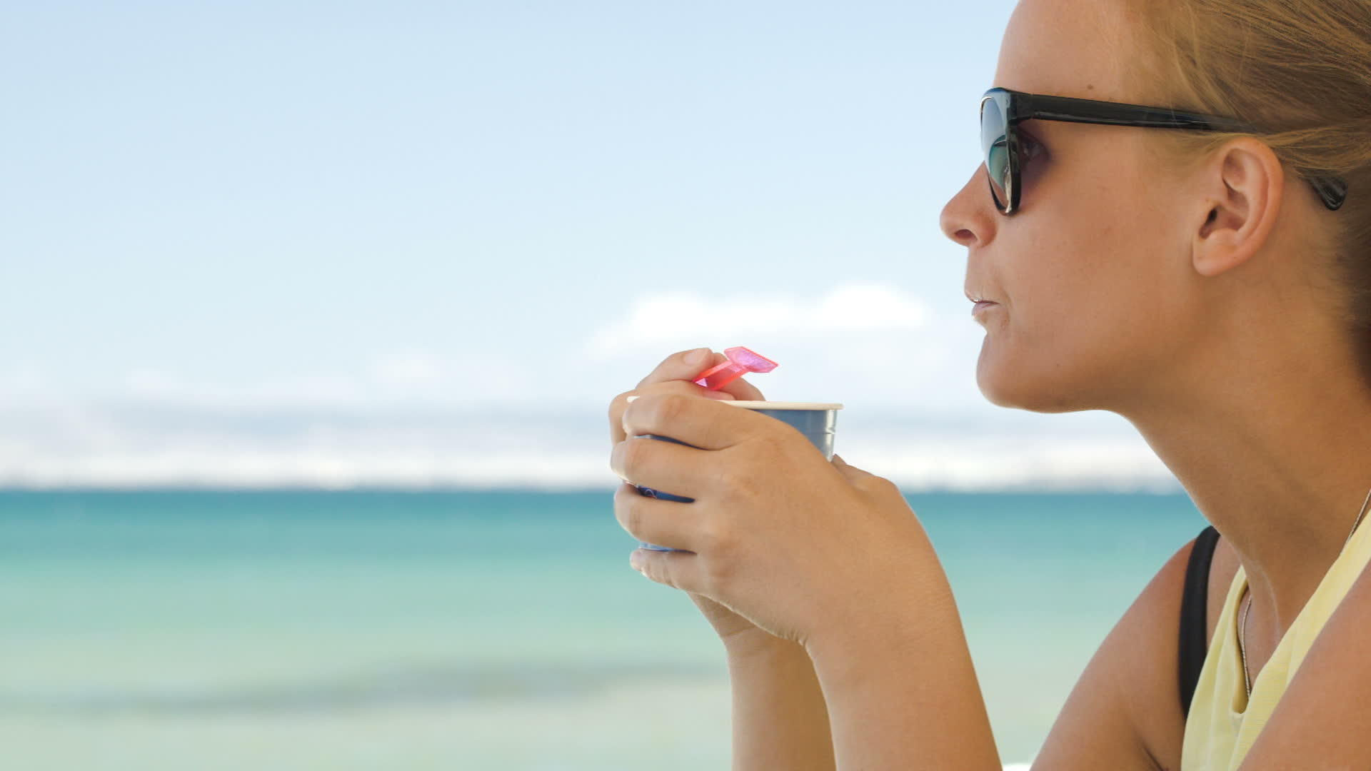 女人在海滩上吃冰淇淋视频的预览图