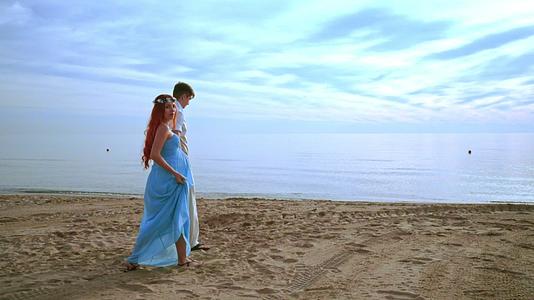 情侣在海滩上行走情侣在海滩上行走情侣在海滩上行走视频的预览图
