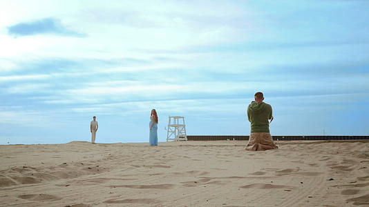 专业摄影师海滩海边浪漫照片展视频的预览图