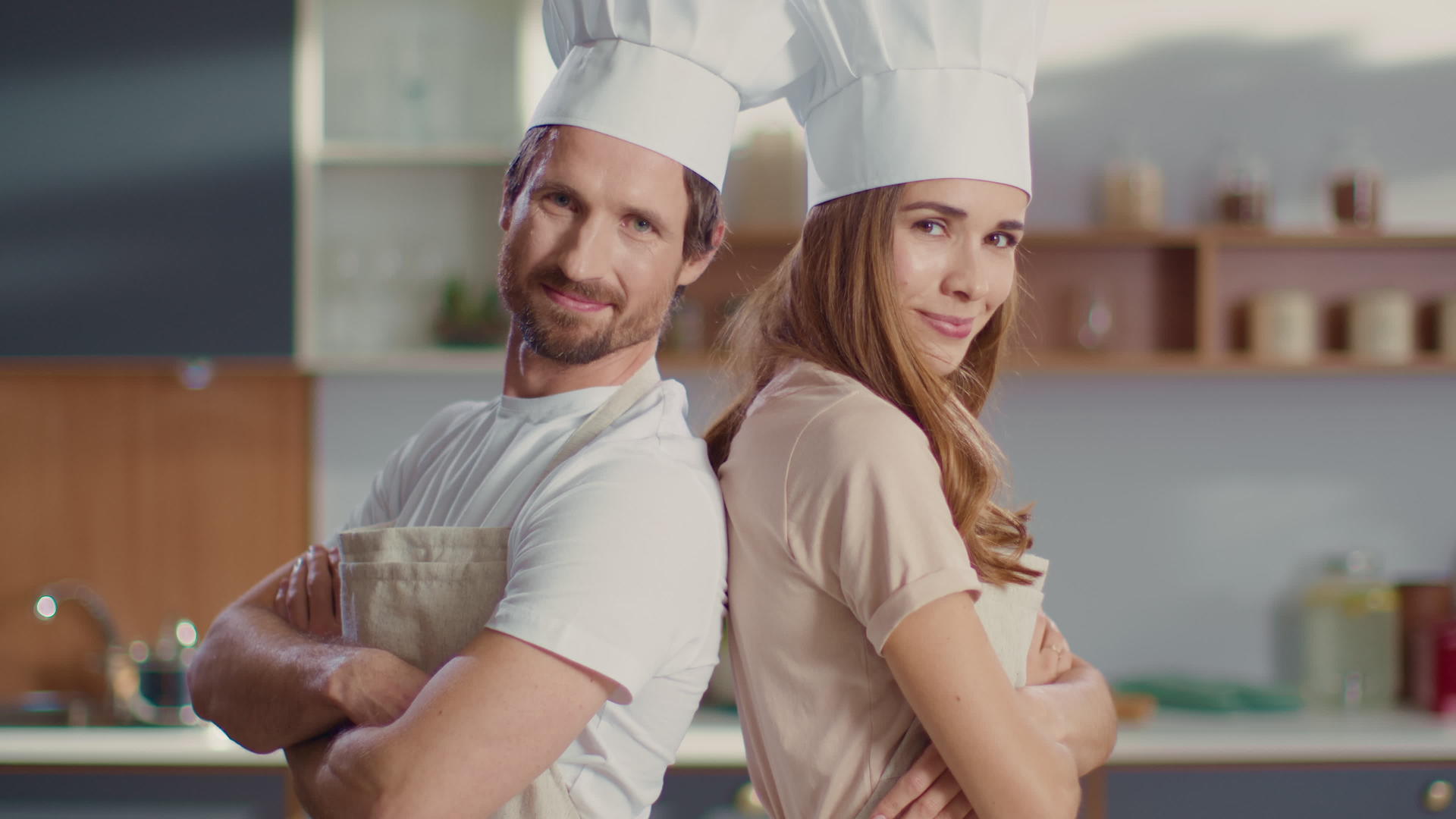 丈夫和妻子在厨房做饭和摆姿势视频的预览图