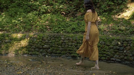 赤脚走在溪流中的美女视频的预览图