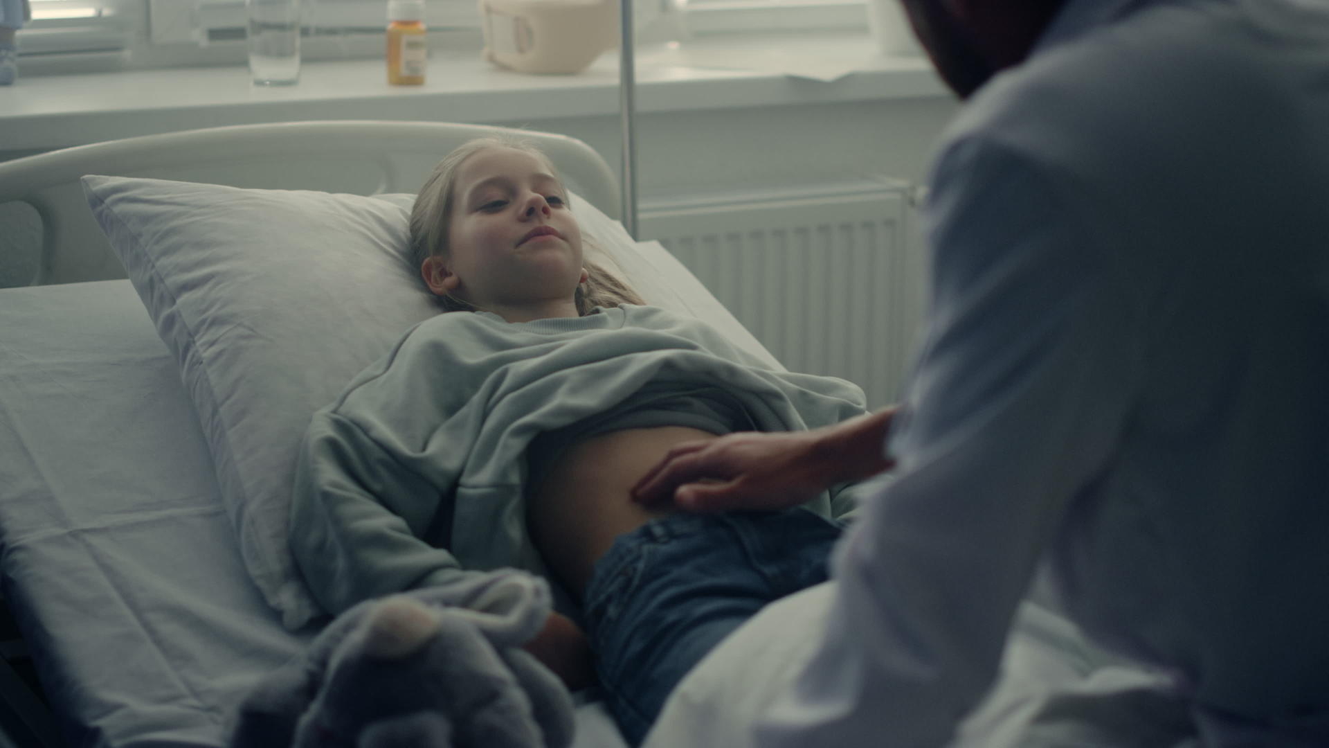 医生在病房里检查了生病女孩的身体状况视频的预览图
