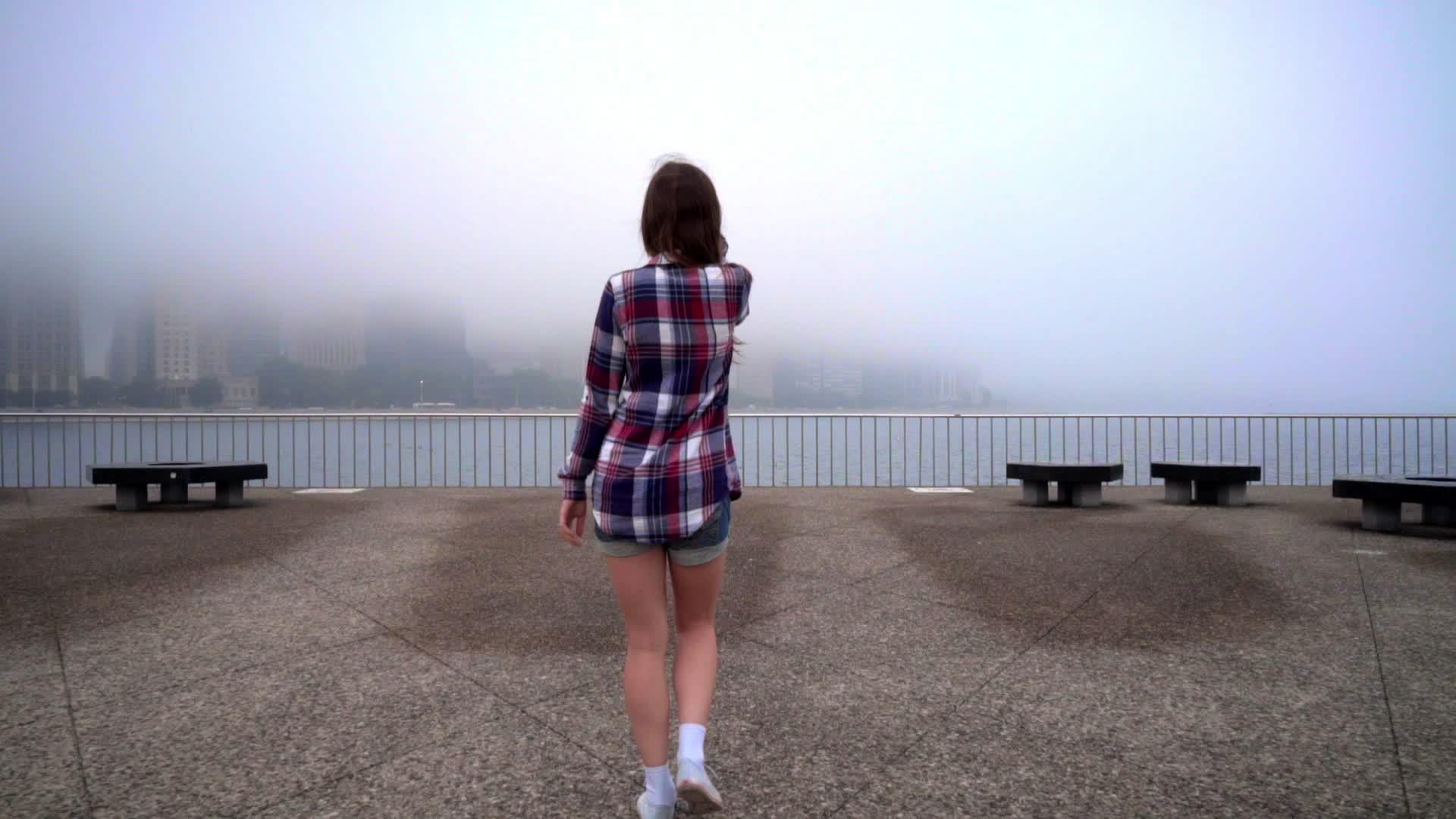 女人看着雾海城穿着临时衬衫的女人视频的预览图