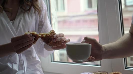 一对年轻夫妇早上喝杯茶在家吃早餐视频的预览图