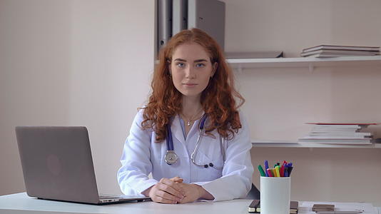 一个女人在医院里的肖像视频的预览图