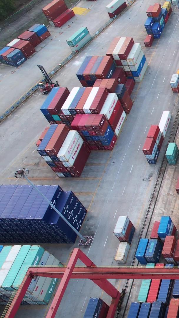航空城市物流码头港口堆满集装箱货物材料视频的预览图