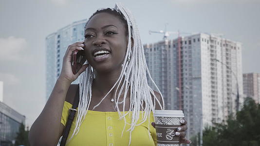 African美国妇女通过电话交谈视频的预览图