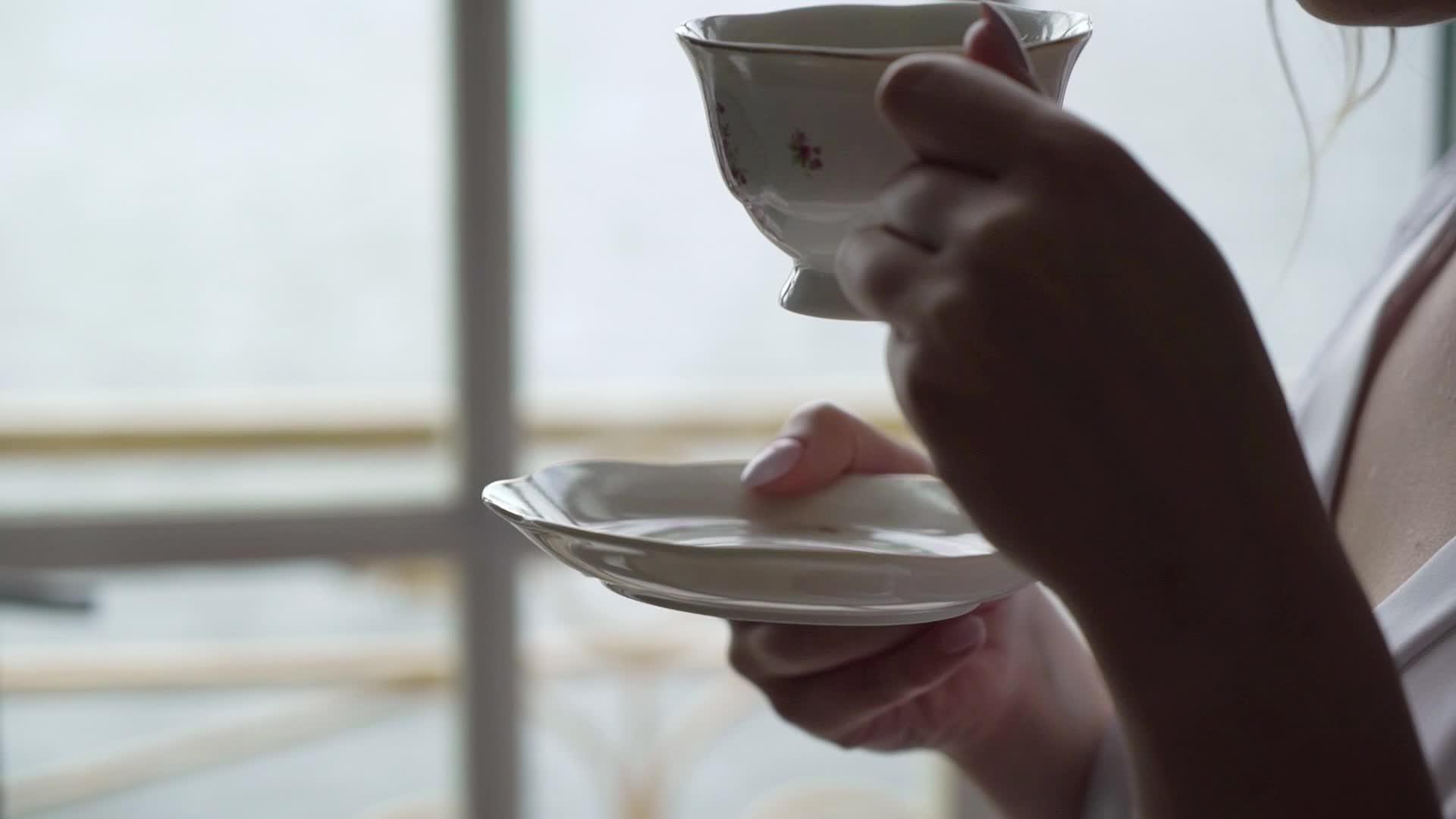 早上喝一杯咖啡的年轻女性在家吃早餐视频的预览图