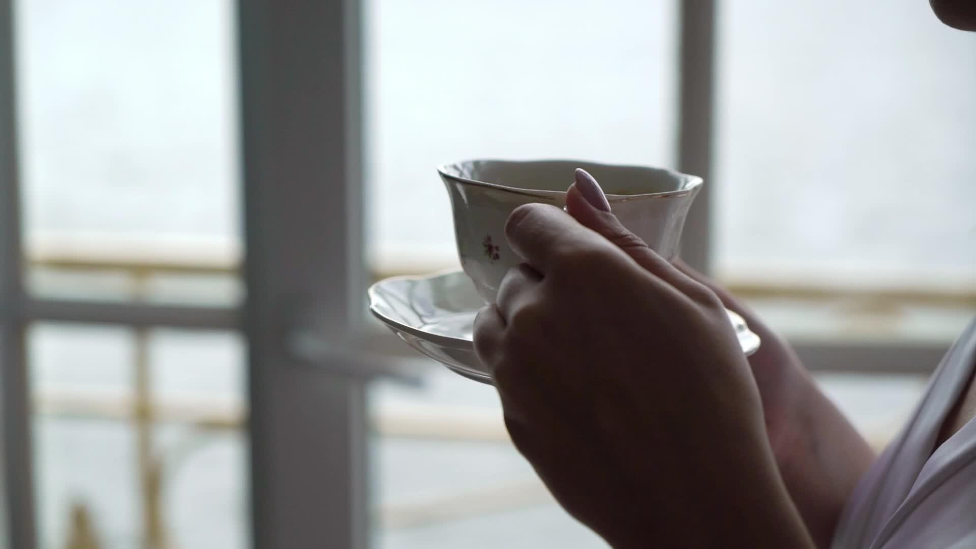 早上喝一杯咖啡的年轻女性视频的预览图