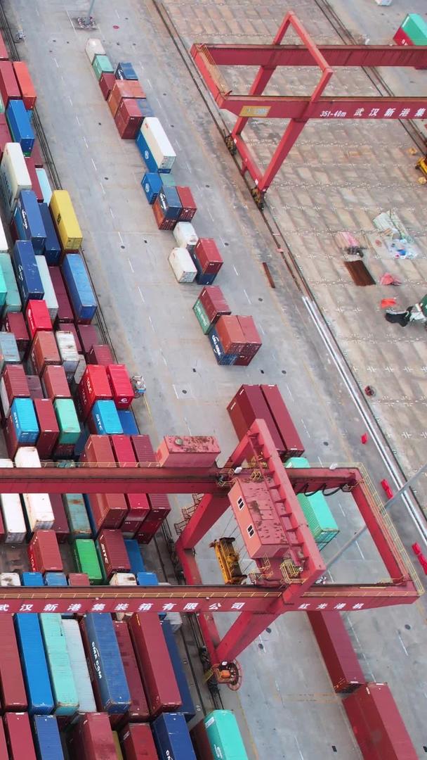 航空城市物流码头港口堆满集装箱货物材料视频的预览图