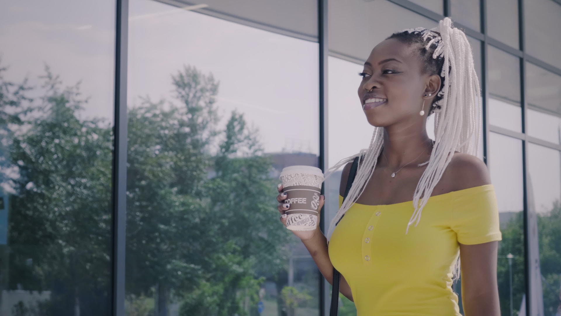 非裔美国妇女喝咖啡散步视频的预览图