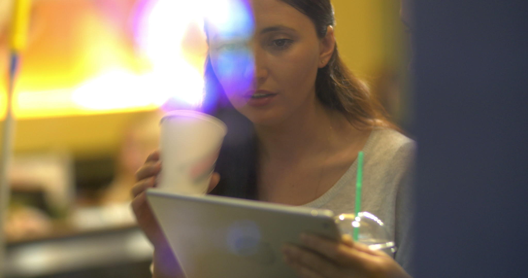 女朋友用平板电脑和咖啡馆吃蛋糕视频的预览图