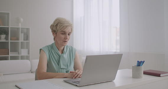 女性心理学家通过互联网在线咨询笔记本电脑和笔记本电脑视频的预览图