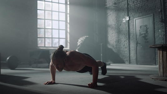 男运动员在健身房做俯卧撑视频的预览图