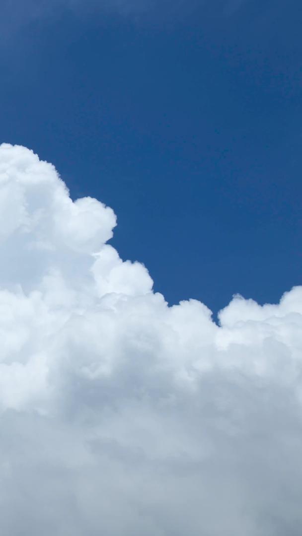 蓝天白云延时摄影视频的预览图