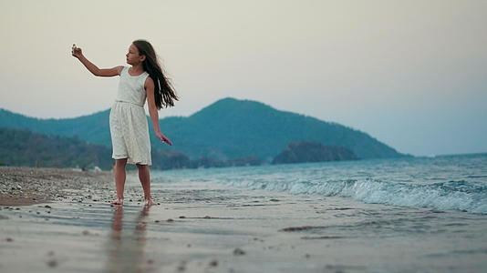 小女孩暑假海边度假视频的预览图