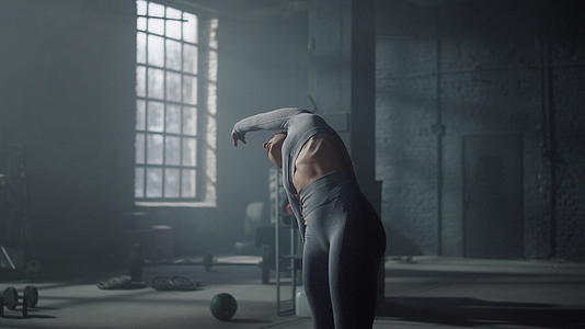 女性运动员在有氧运动前后伸展视频的预览图