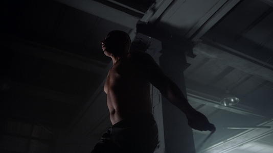 男性健身跳绳锻炼视频的预览图