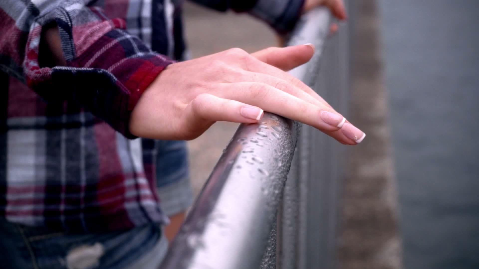 女人手在铁栅栏上高贵的女人修甲手视频的预览图