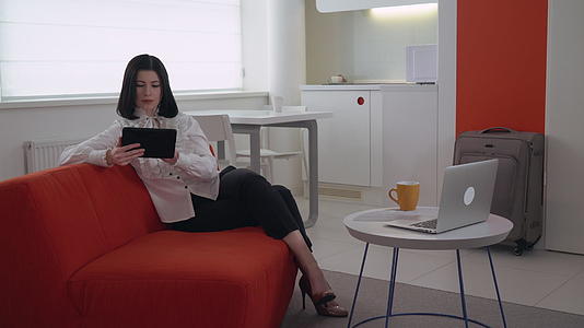 在现代公寓工作的女士视频的预览图