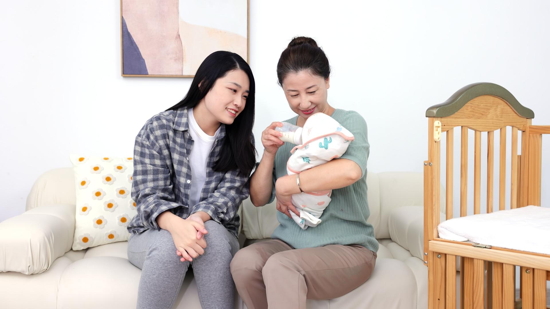 年轻妈妈和婆婆抱着宝宝喂奶视频的预览图