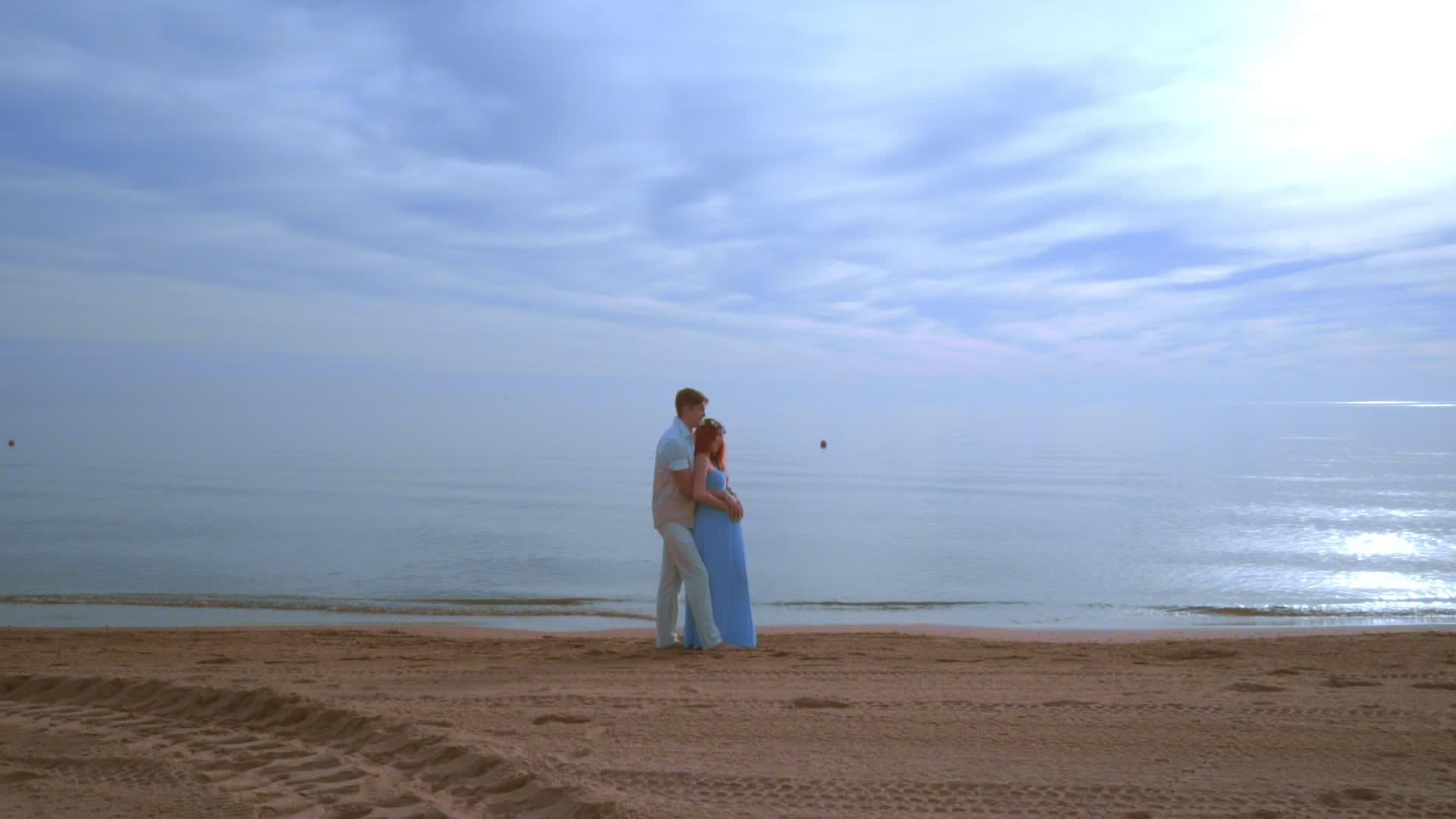 怀孕夫妇在海滩拥抱视频的预览图