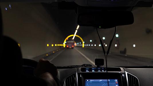 高速路汽车进入隧道第一视角视频的预览图