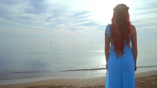 红头女人在海边看海做梦视频的预览图