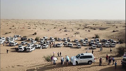 迪拜娱乐项目沙漠吉普车冲沙1080p视频的预览图