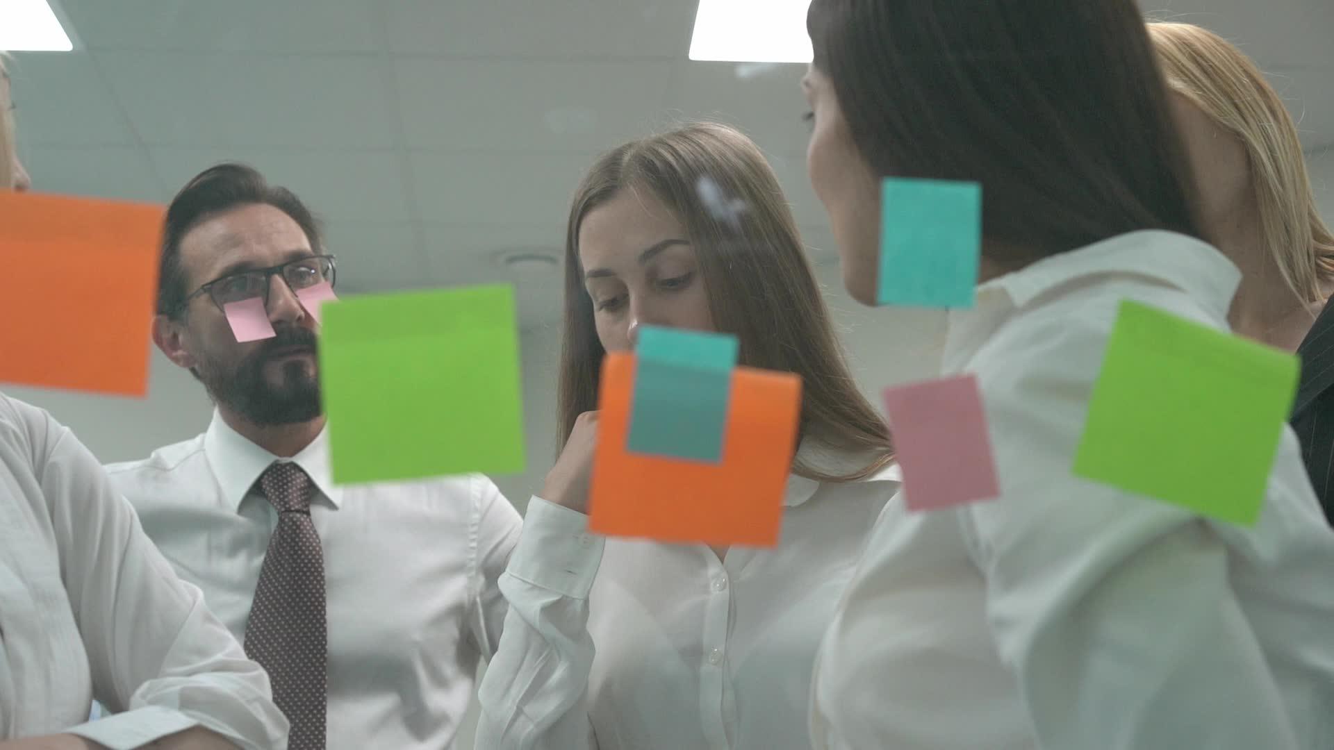 企业团队在办公室讨论工作任务视频的预览图