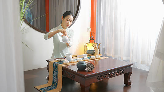4K烹煮茶道艺术沏茶器皿视频的预览图