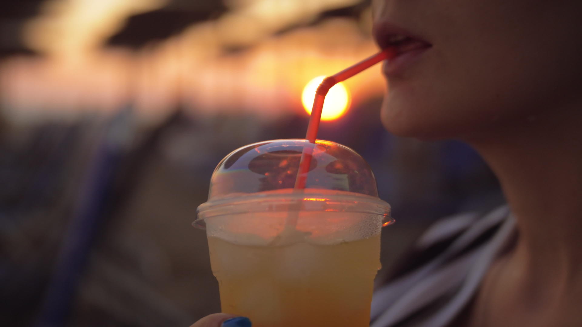 晚上在海滩上喝冰水的女人视频的预览图