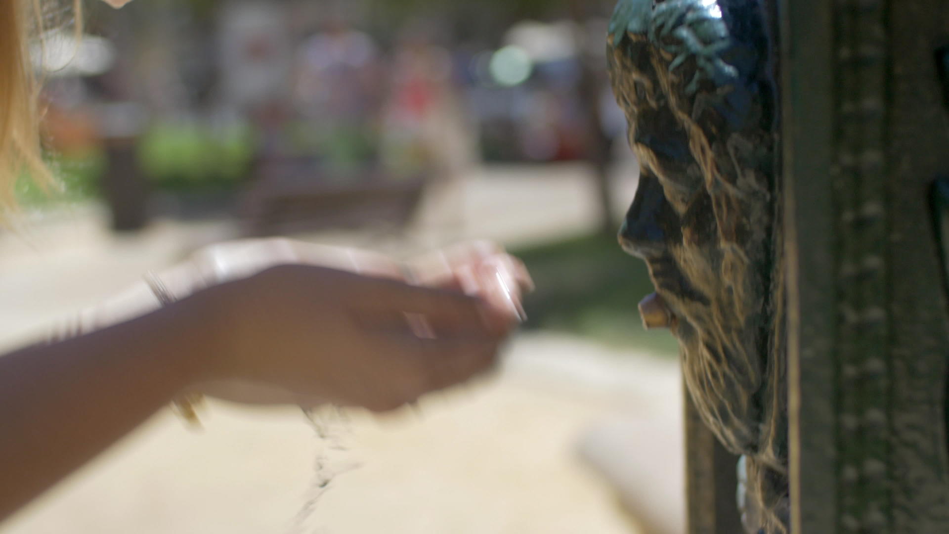 黑色太阳镜中的金发年轻女子从旧公共喷泉喝水 视频的预览图