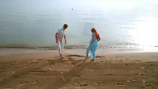 浪漫情侣在沙上寻欢作乐视频的预览图