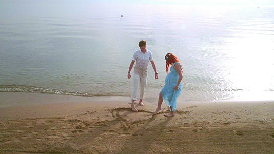 情侣在沙滩上画心如浪漫的情侣在沙滩上画心形视频的预览图