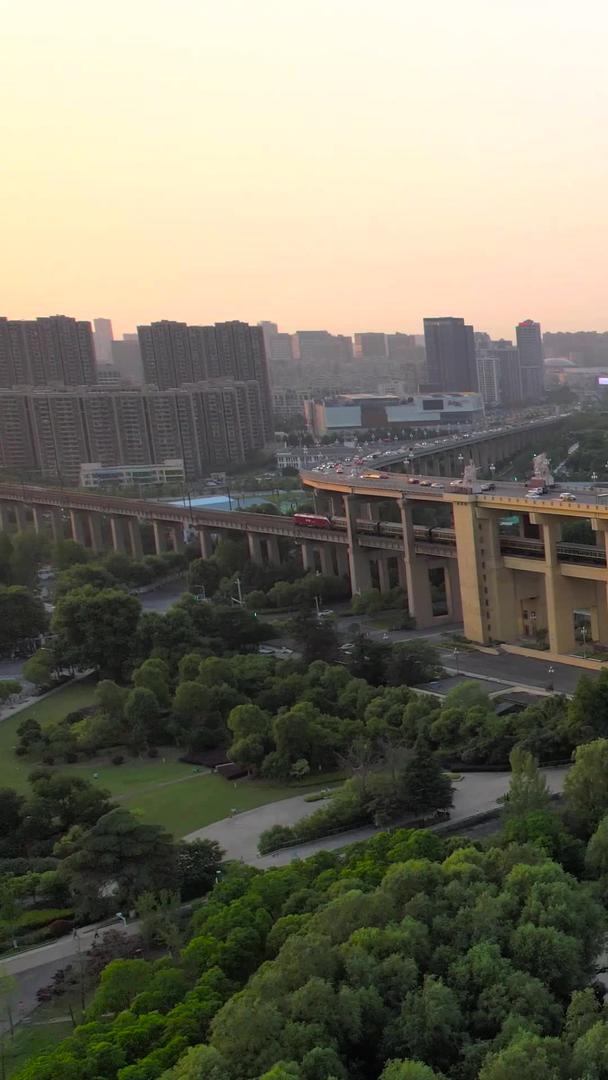 航拍南京长江大桥车流铁路火车经过视频的预览图