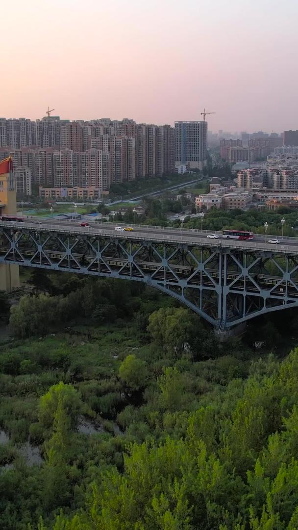 航拍南京长江大桥车流铁路火车经过视频的预览图