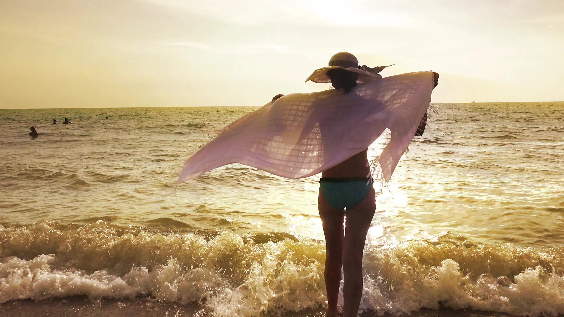 美丽的女孩戴着帽子和白色围巾在海滩上享受暑假旅行和度假视频的预览图