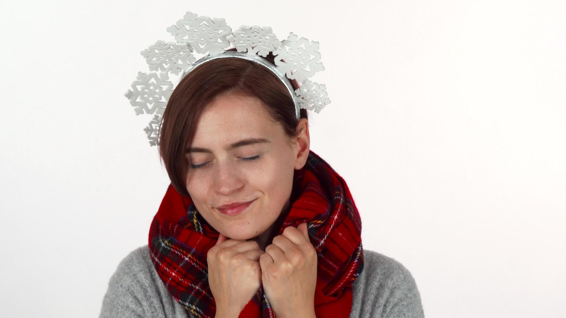 圣诞快乐女人戴着冬季围巾的雪花头视频的预览图