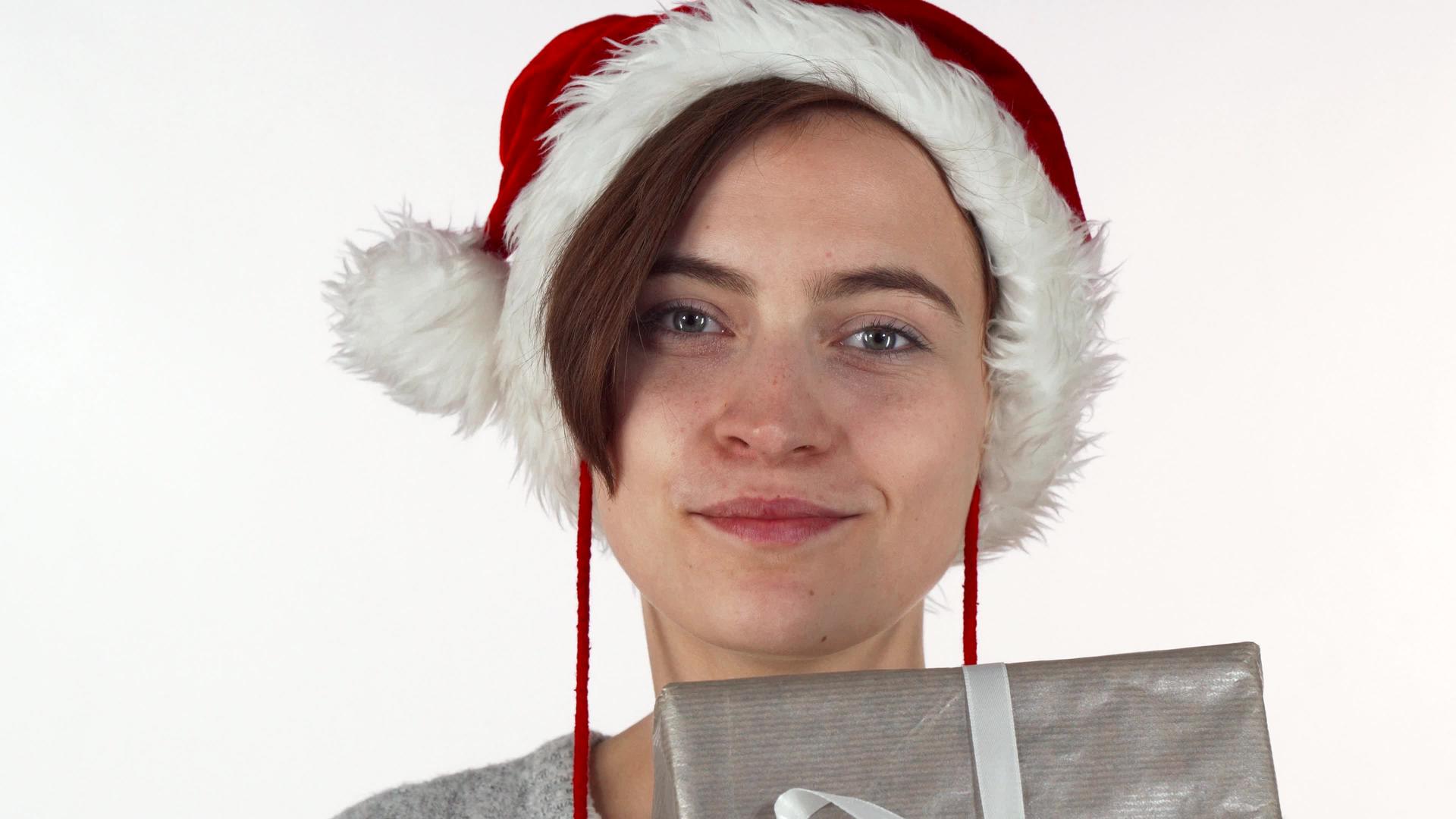 迷人的圣诞女人把脸藏在盒子后面视频的预览图