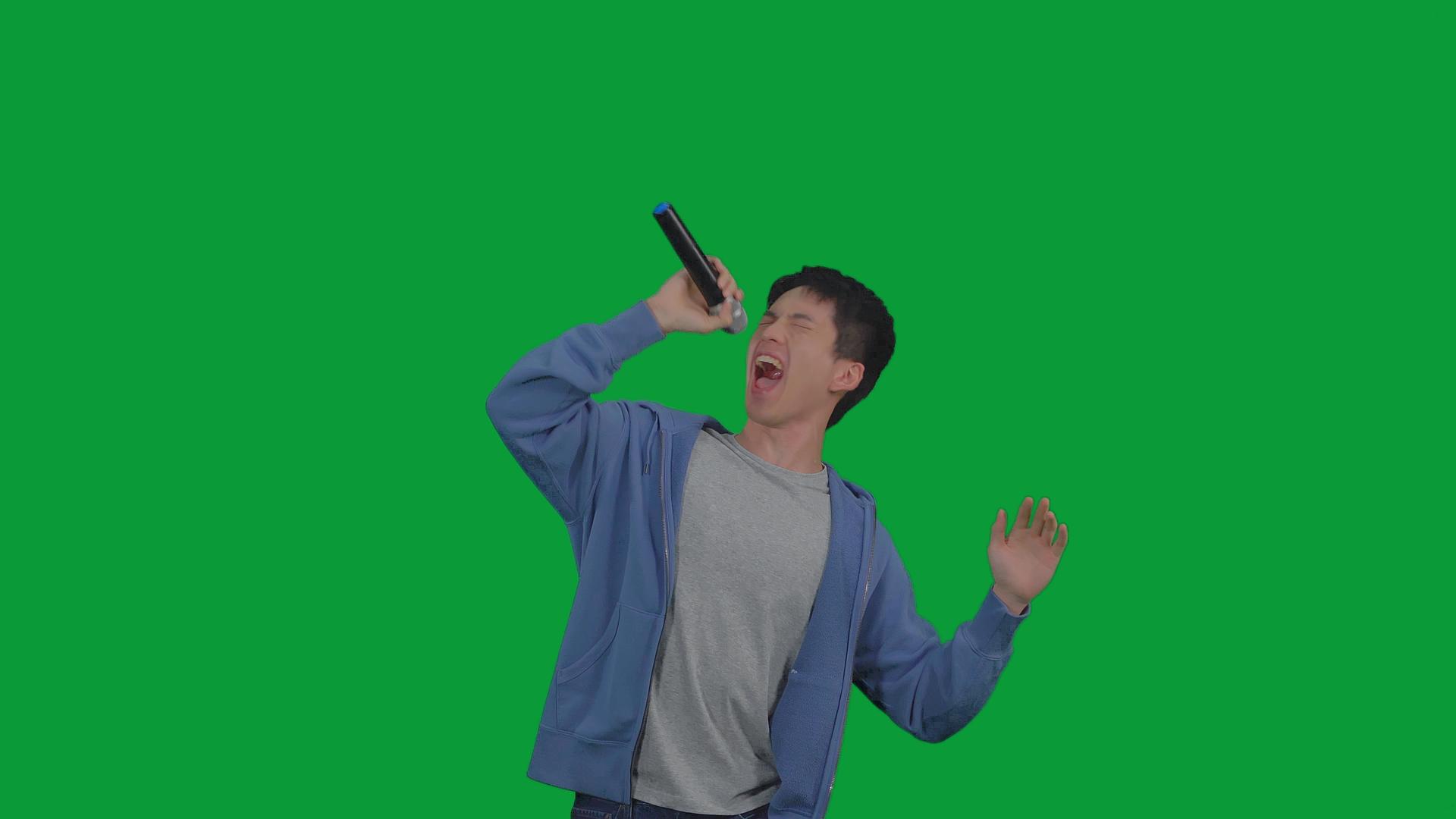 4K绿幕男青年在高兴地唱歌视频的预览图