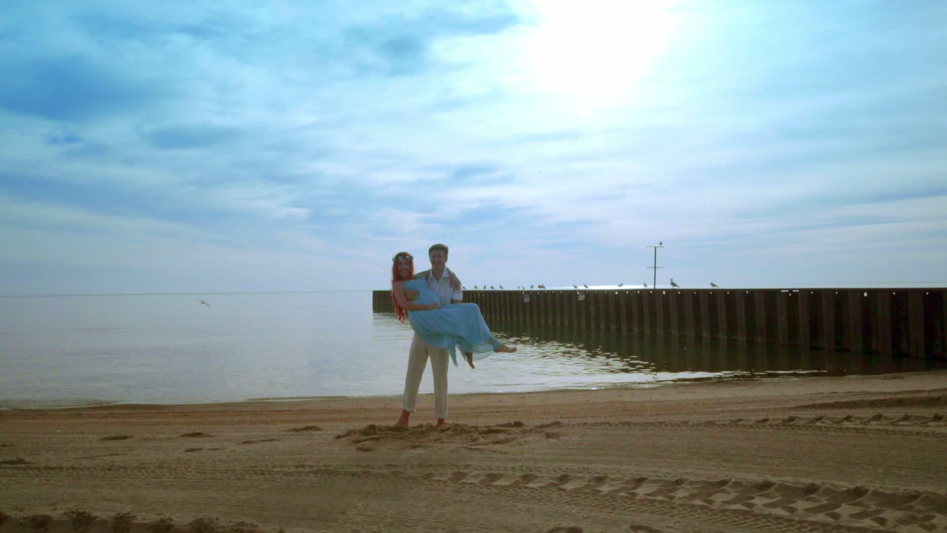 怀着妻子的男人在海边视频的预览图